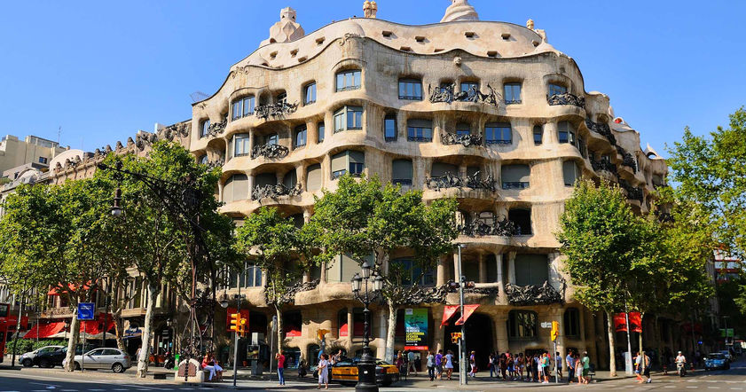 Уникальная архитектура: дом Мила (Casa Mila) в Барселоне