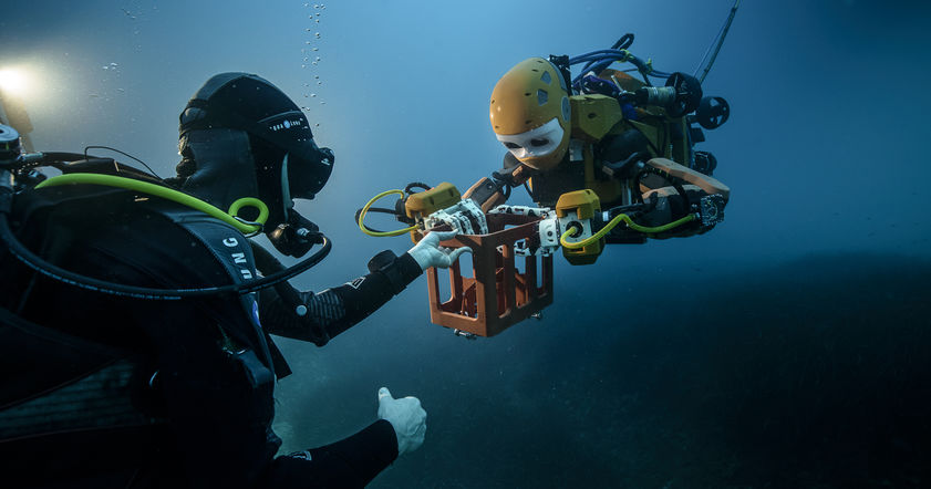 Гуманоидный робот OceanOne для исследования глубин океана