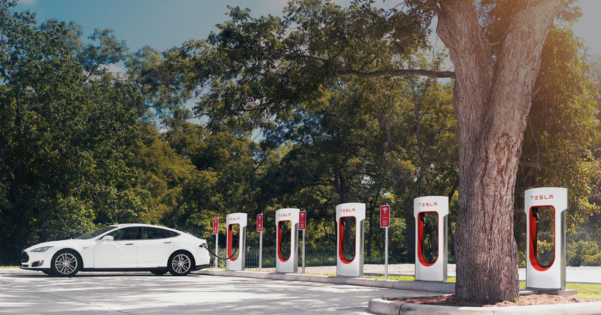 С 2017 года зарядные станции Tesla станут платными