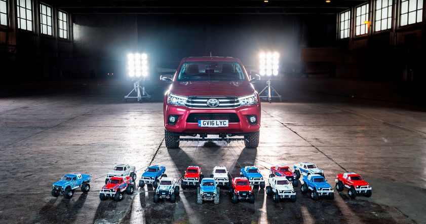 Игрушечные машинки отбуксировали двухтонный пикап Toyota