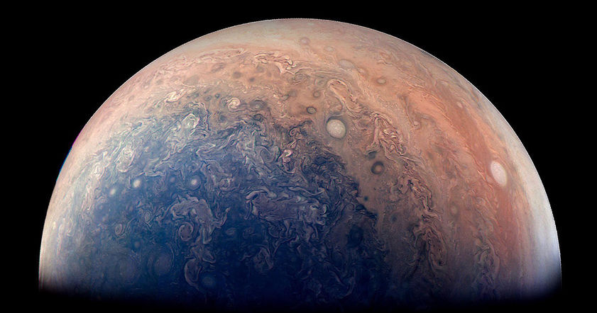 NASA показало уникальные снимки торнадо на Юпитере