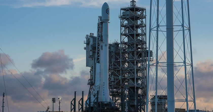 SpaceX запустила спутник-шпион и посадила девятую по счету первую ступень