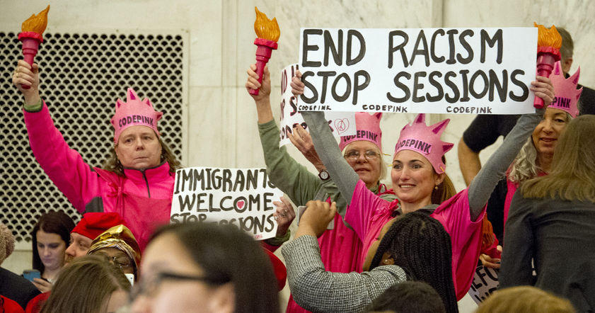 В США активистке антивоенного движения Code Pink грозит год тюрьмы за смех в конгрессе