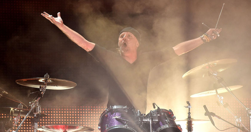 Барабанщика Metallica посвятили в рыцари