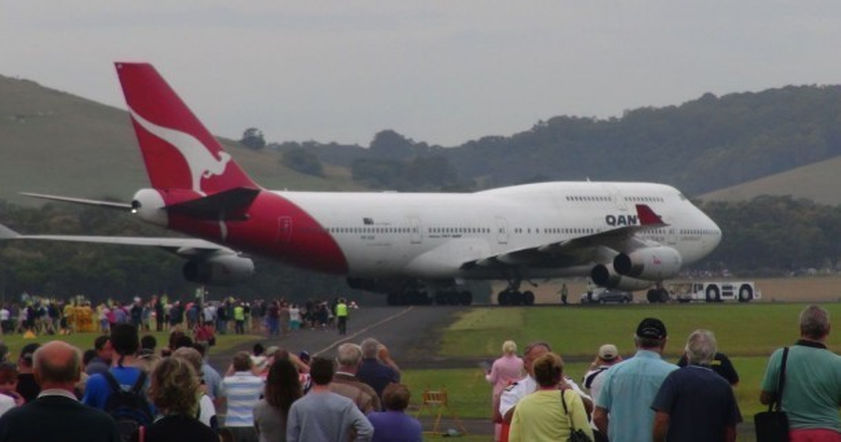 Пассажиров ссадили с самолета Qantas, чтобы он мог взлететь