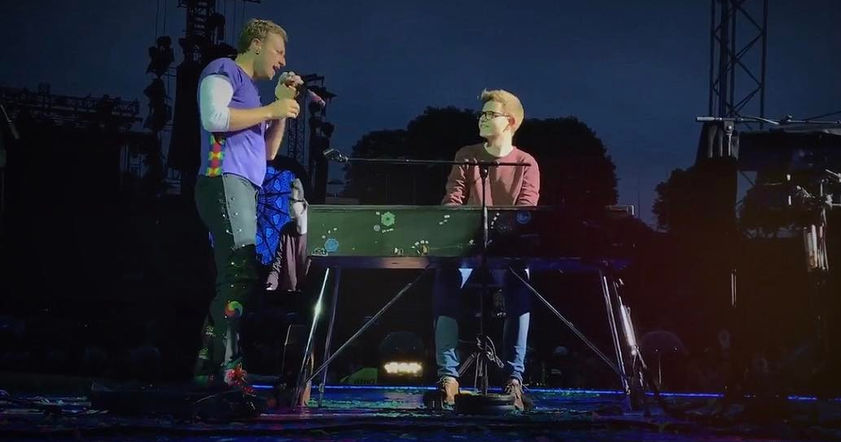 lider-coldplay-pozval-fanata-na-stsenu-i-vystupil-s-nim-duetom-quibbll.com-cover