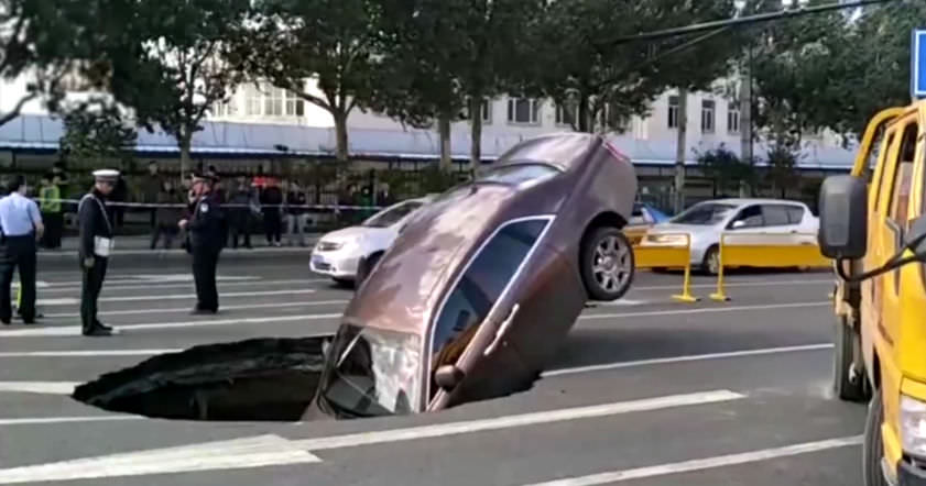 Эксклюзивный Rolls-Royce провалился под землю прямо посреди дороги