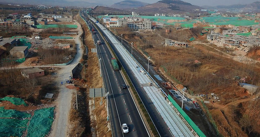 «Прозрачный бетон, солнечные панели и беспроводная зарядка»: В Китае строят шоссе будущего