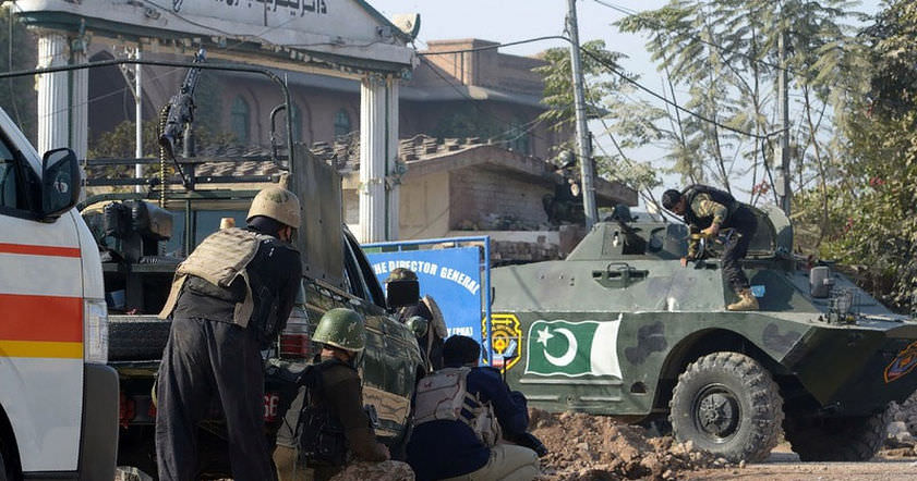v-pakistane-pereodetye-v-zhenshhin-taliby-napali-na-vuz-quibbll.com-cover
