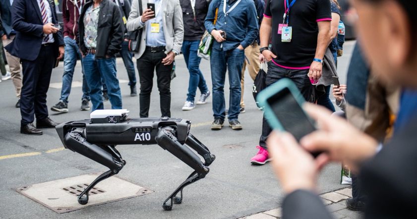 Робопес SpotMini от Boston Dynamics прошелся по улицам Ганновера