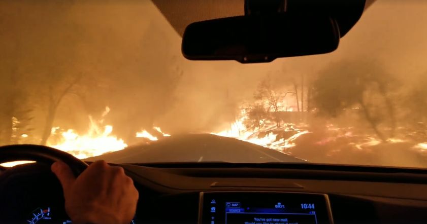 Семья сняла ужасающее видео побега от огня в Калифорнии