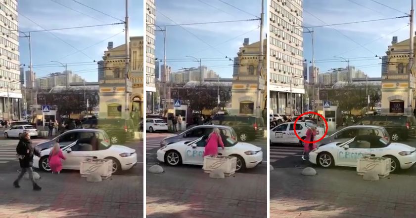 Киевлянка в розовой шубе напала с топором на Porsche